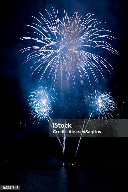 Feuerwerk In Den Nachthimmel Stockfoto und mehr Bilder von Abstrakt - Abstrakt, Blau, Bunt - Farbton