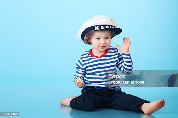 Kleine Junge In Sailors Uniform Auf Dem Blauen Hintergrund Stockfoto und mehr Bilder von Blau