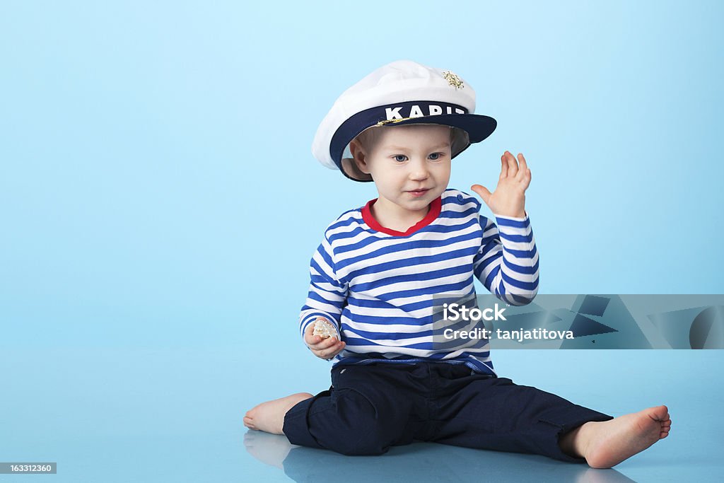 Rapaz em uniforme de marinheiro no fundo azul - Royalty-free Alegria Foto de stock