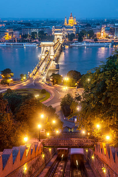 río danubio en budapest por la noche - margit bridge fotos fotografías e imágenes de stock