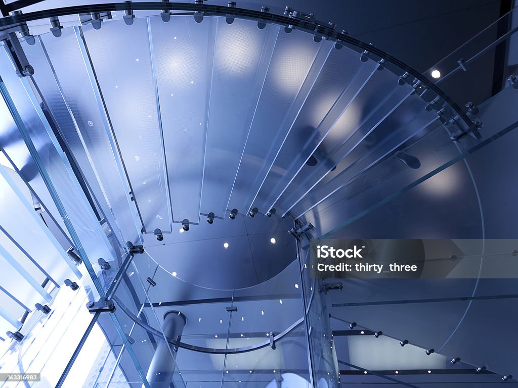 Стеклянная лестнице - Стоковые фото Винтовая лестница роялти-фри