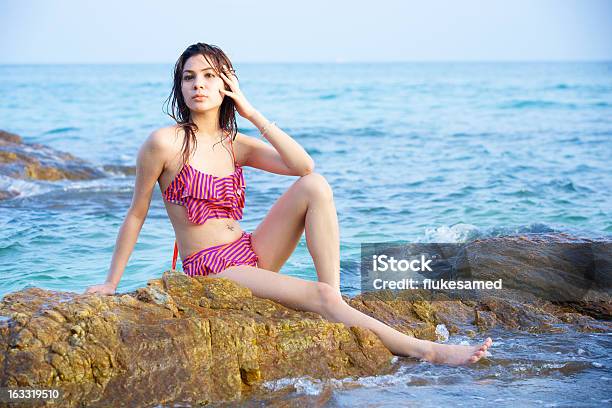 Mulher Bonita Em Biquíni Na Praia Em Dia De Verão - Fotografias de stock e mais imagens de Adulto - Adulto, Ao Ar Livre, Azul
