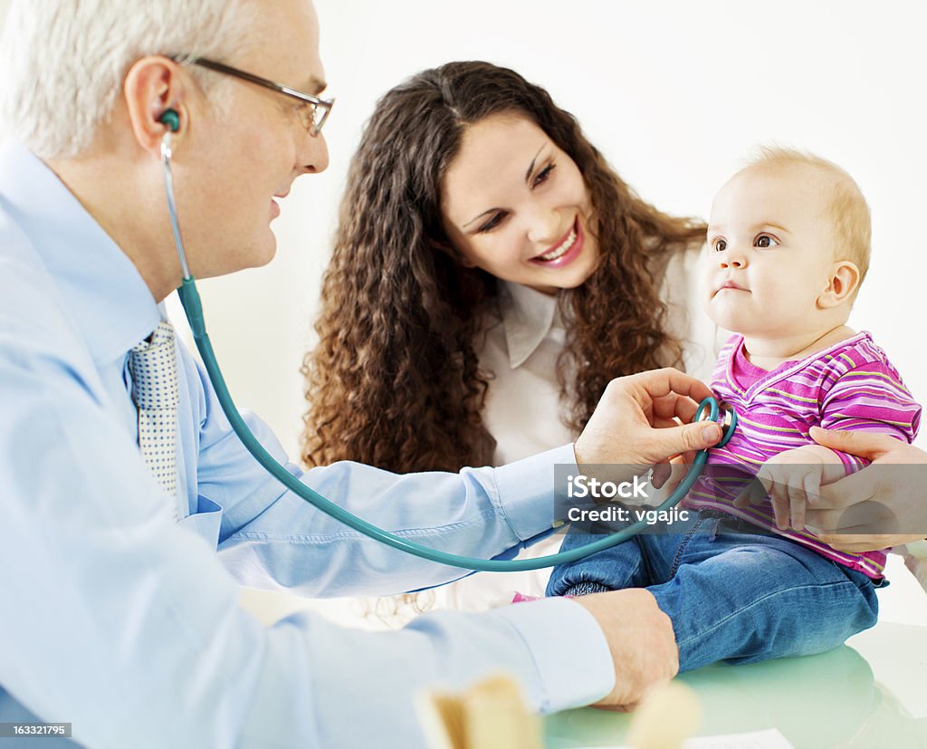 Madre con un bambino presso l'ufficio medici. - Foto stock royalty-free di 25-29 anni