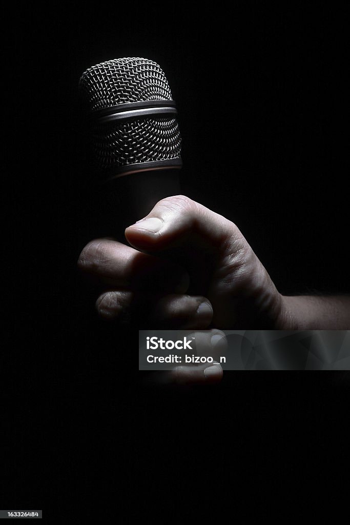 Mano e microfono - Foto stock royalty-free di Colore nero