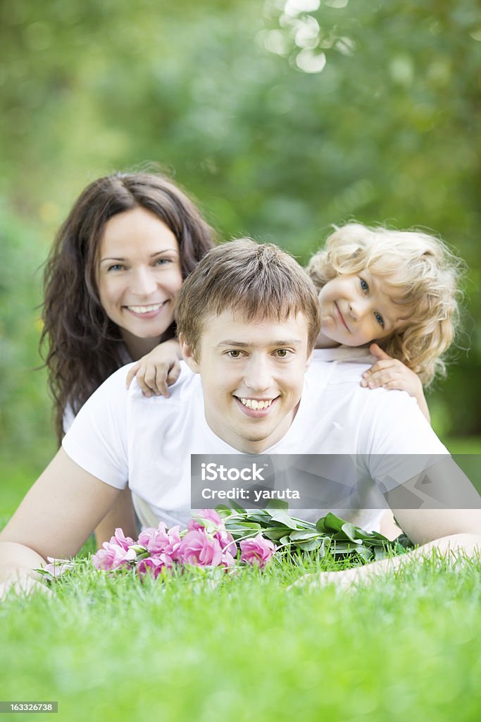 Familia divirtiéndos'al aire libre - Foto de stock de Acostado libre de derechos