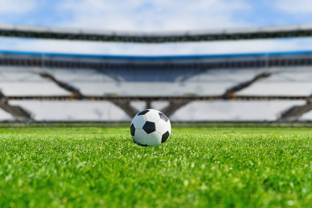 pelota en el campo verde en el estadio de fútbol. listo para el juego en el mediocampo - campeonato europeo de fútbol fotografías e imágenes de stock