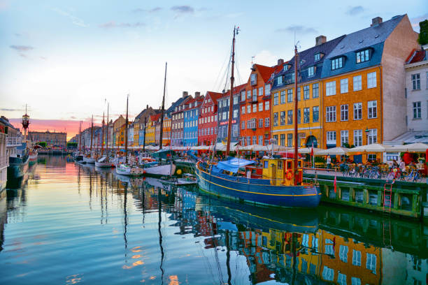 nyhavn copenaghen, danimarca - nyhavn canal foto e immagini stock