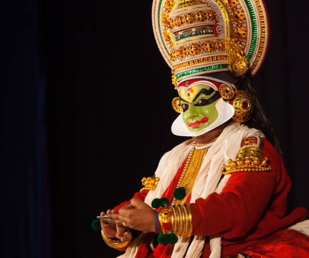 kathakali make-up- und posen-fotoshooting - india indian culture traditional culture dancing stock-fotos und bilder