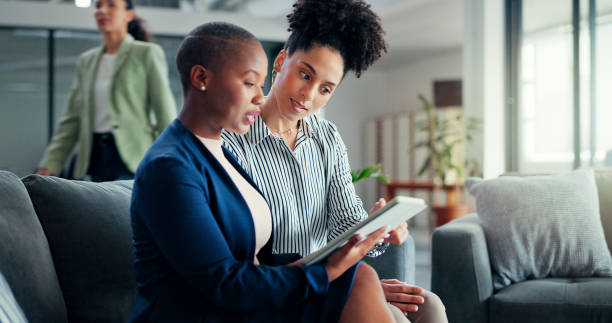Tablet, business lounge and women teamwork on financial portfolio review, stock market feedback or investment. Finance economy, forex management team or African trader trading NFT, bitcoin or crypto tableta, sala de negocios y trabajo en equipo de mujeres en la revisión de la cartera financiera, la retroalimentación del mercado de valores o la inversión. economía financiera, equipo de gestión de divisas o comerciante africano que opera nft, bitco