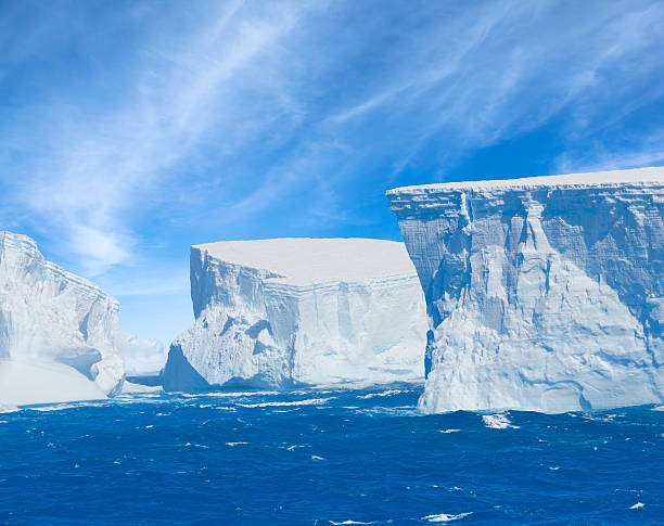 南極巨大なブルーの氷山変動 - ice shelf ストックフォトと画像