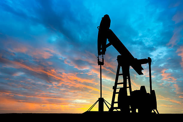 amanhecer sobre bomba de petróleo - borehole imagens e fotografias de stock