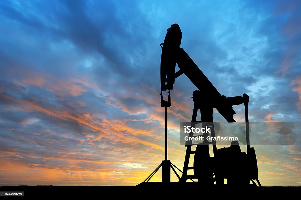 Рассвет над Нефтяной насос - Стоковые фото Нефтяной насос роялти-фри