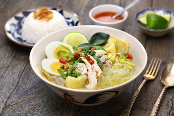 soto ayam, una sopa indonesia de pollo con fideos - soto fotografías e imágenes de stock
