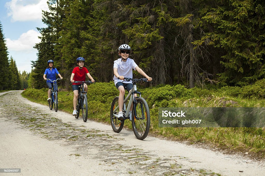 Aktywna Rodzina na rowerze - Zbiór zdjęć royalty-free (Rodzina)
