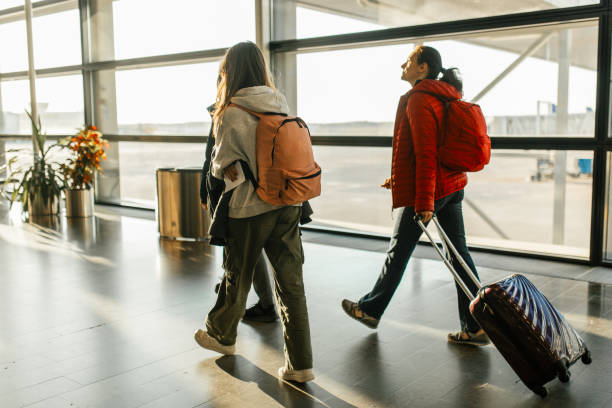 istock Family on airport 1633474121