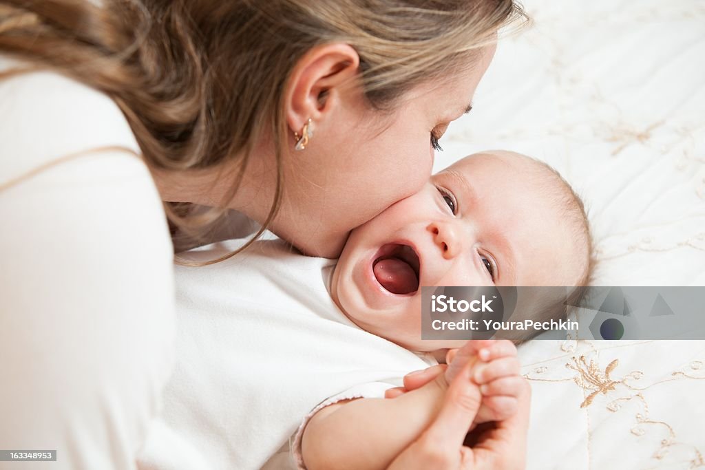 Mamma gioca con figlio - Foto stock royalty-free di Accogliente