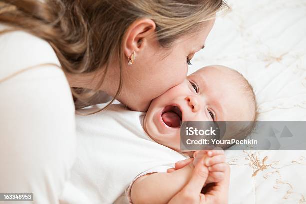 母親と赤ちゃん遊び - 1人のストックフォトや画像を多数ご用意 - 1人, くつろぐ, まったり