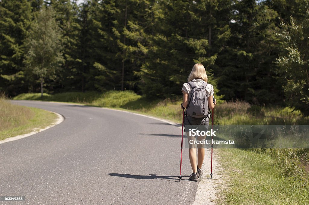 Caminhada Nórdica no verão - Foto de stock de Adulto royalty-free