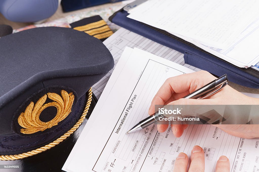 Avión piloto de llenado en vuelo de - Foto de stock de Accesorio personal libre de derechos