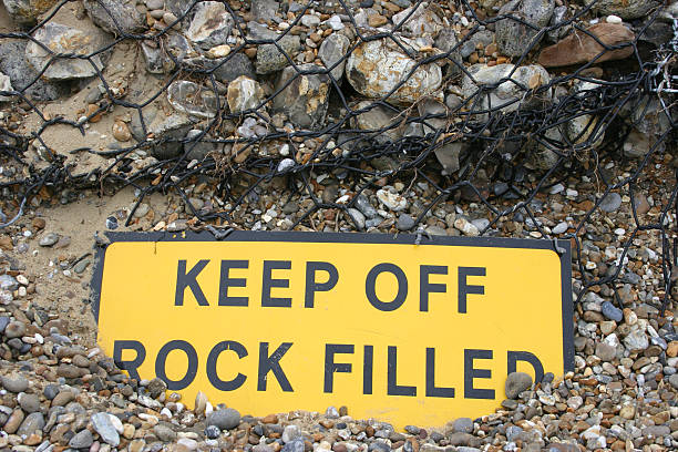 znak ostrzegawczy z napisem zachowaj off rock wypełnione - stone gray information sign coastline zdjęcia i obrazy z banku zdjęć