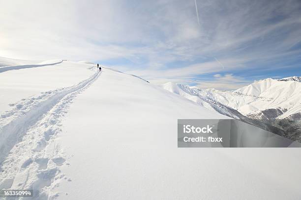 カップルの Alpinist 冬 - 雪のストックフォトや画像を多数ご用意 - 雪, 山, 峰