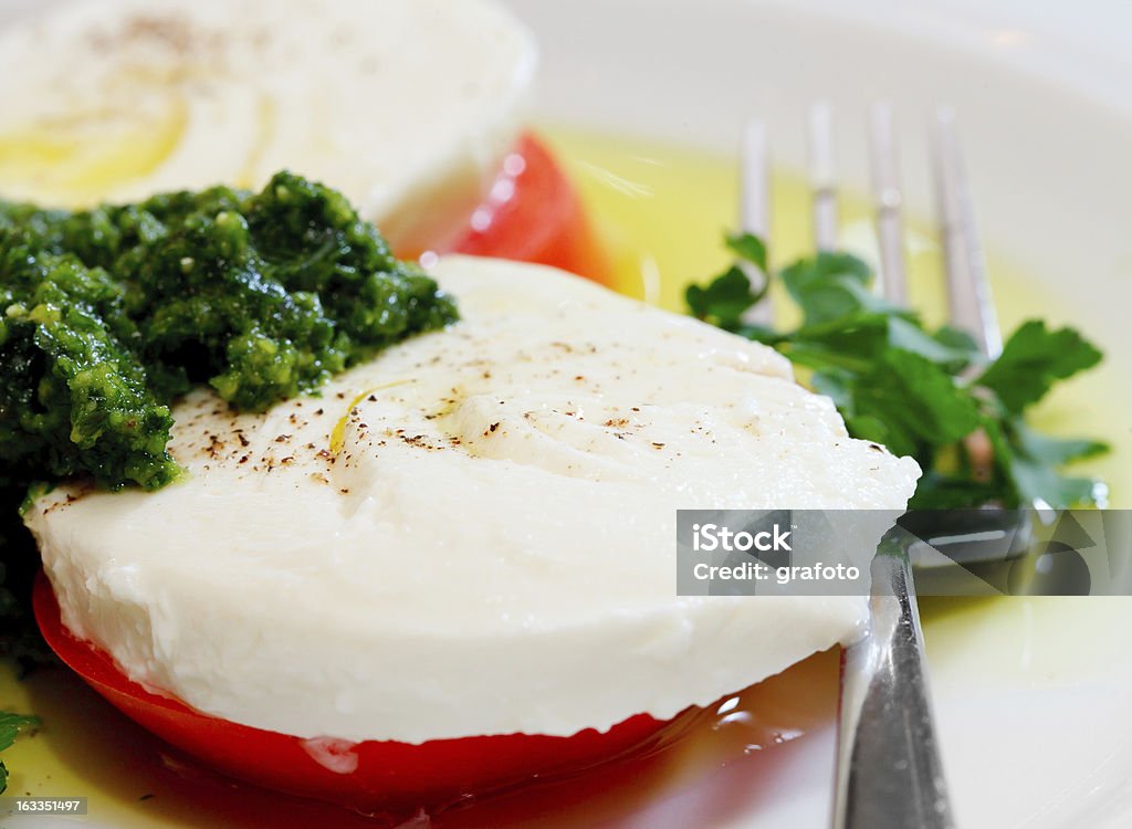 Rodajas de queso mozzarella y tomate - Foto de stock de Albahaca libre de derechos