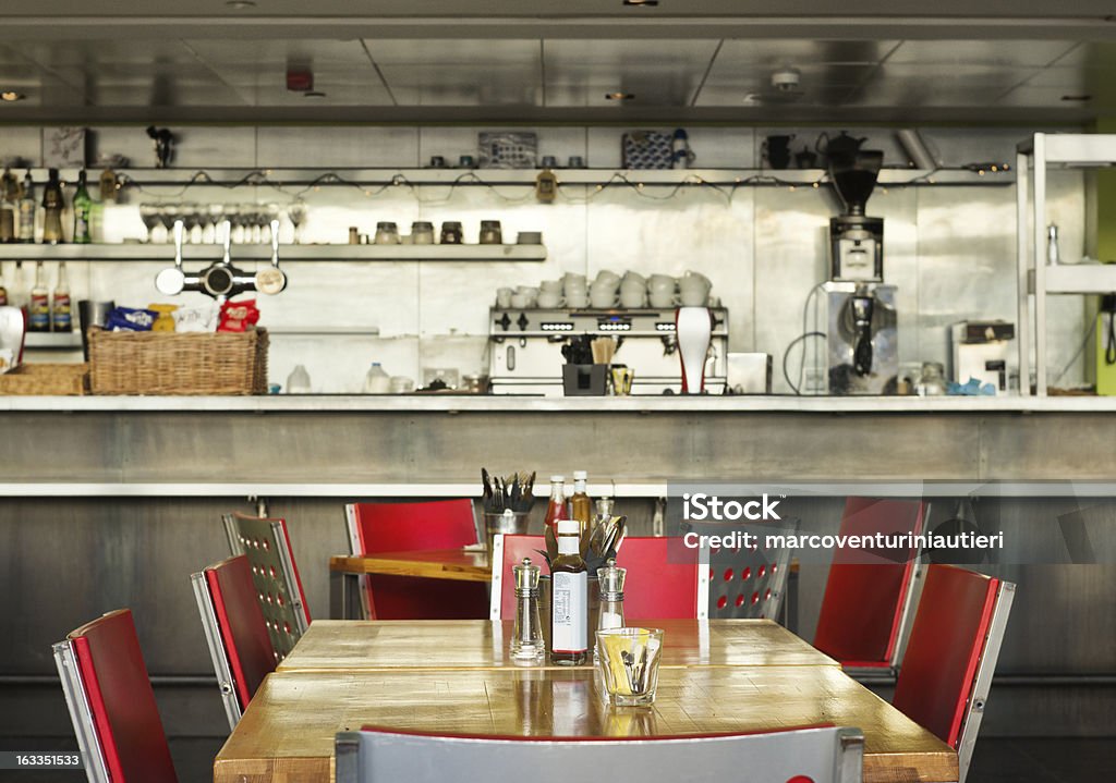 Table, English diner with bar, indoor Photographed from outside. Shallow focus (on the bottle on the table) Diner Stock Photo