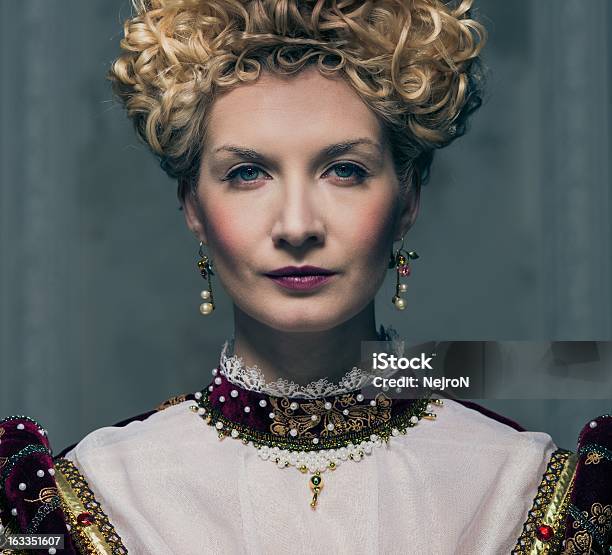 Portret Piękne Haughty Queen - zdjęcia stockowe i więcej obrazów Arcyksiężna - Arcyksiężna, Arystokracja, Autorytet