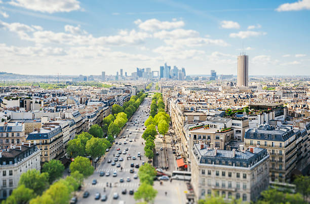 paisaje urbano de parís-tilt-shift - boulevard fotografías e imágenes de stock