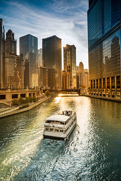 시카고 시내 및 강 - chicago illinois chicago river bridge 뉴스 사진 이미지