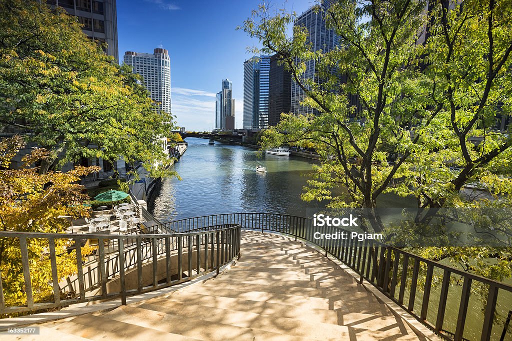 Escaleras el paseo ribereño de la ciudad de Chicago - Foto de stock de Chicago - Illinois libre de derechos