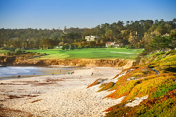 кармел пляж в кармел-by-the-sea - pebble beach california golf golf course carmel california стоковые фото и изображения