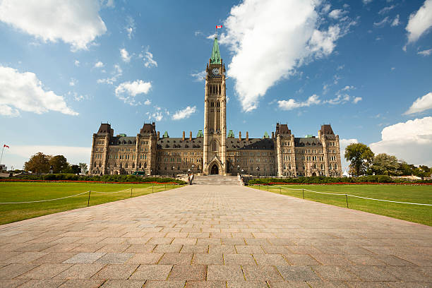 edificio gubernamental en parliament hill, ottawa en - canadian culture fotografías e imágenes de stock