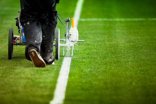pintura relva relvado linhas em um campo desportivo - soccer field pre season green sport imagens e fotografias de stock