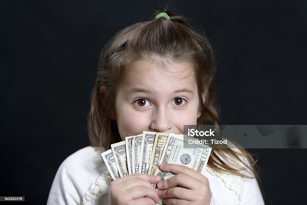 어린 소녀 쥠 돈을 블랙 backgroun - 로열티 프리 10 달러 지폐-미국 지폐 통화 스톡 사진