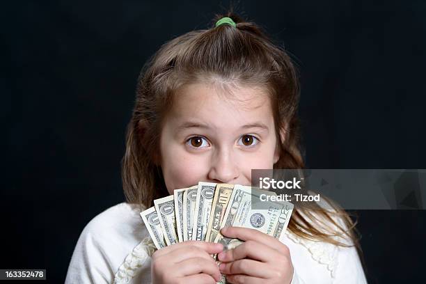 어린 소녀 쥠 돈을 블랙 Backgroun 10 달러 지폐-미국 지폐 통화에 대한 스톡 사진 및 기타 이미지 - 10 달러 지폐-미국 지폐 통화, 20달러 지폐-미국 지폐 통화, 갈색 머리