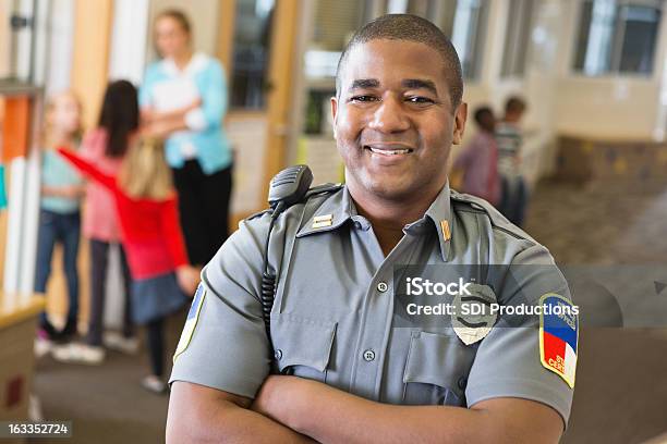 Sorridente Amichevole Agente Di Polizia Che Garantiscono La Sicurezza Su Campus Scolastici - Fotografie stock e altre immagini di Forze di polizia