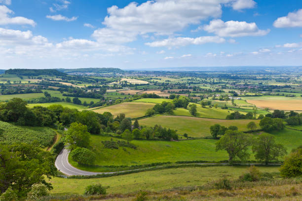 идиллический сельской местности сельский в cotswolds, англия, великобритания - non urban scene english culture rural scene hill стоковые фото и изображения