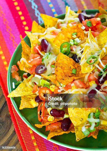 Nachos - zdjęcia stockowe i więcej obrazów Bez ludzi - Bez ludzi, Chips tortilla, Chrupiący