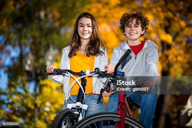 Foto de Urban Biking Menina E Menino Andando De Bicicleta No Parque Da Cidade e mais fotos de stock de 14-15 Anos