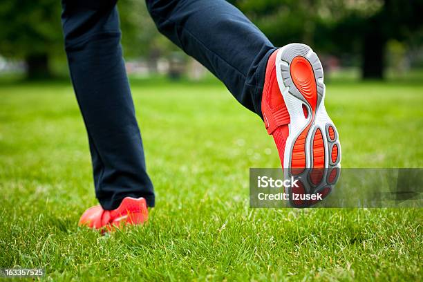 Fare Jogging Nel Parco - Fotografie stock e altre immagini di Caucasico - Caucasico, Scarpe da ginnastica, Abbigliamento sportivo