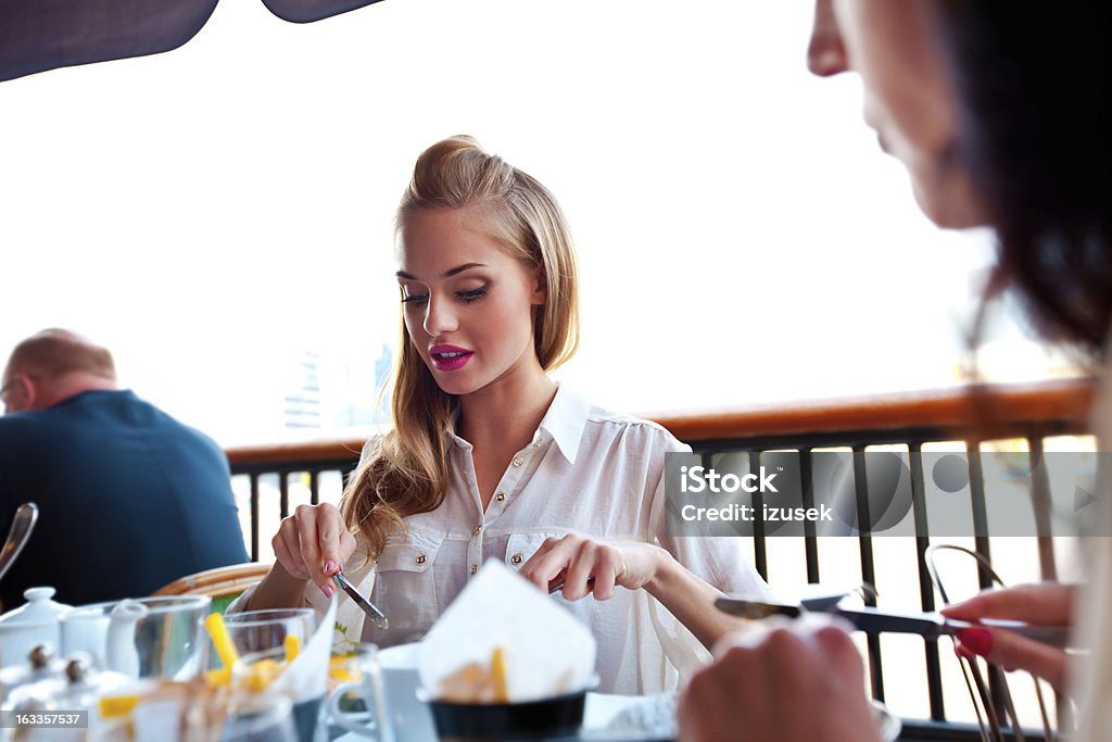 Almuerzo en un restaurante - Foto de stock de 20-24 años libre de derechos