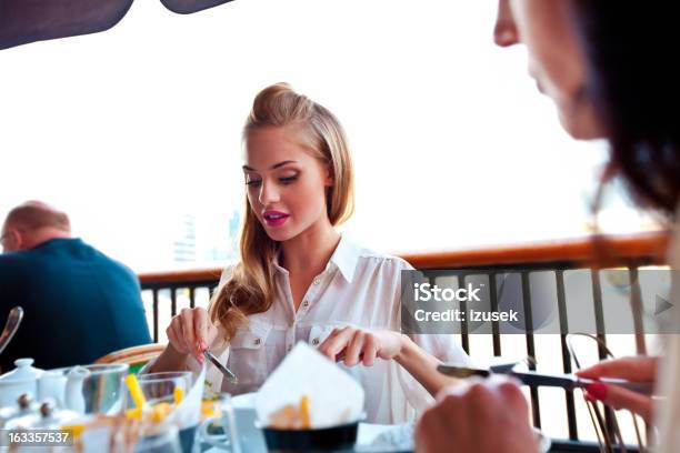 Almuerzo En Un Restaurante Foto de stock y más banco de imágenes de 20-24 años - 20-24 años, A la moda, Adulto