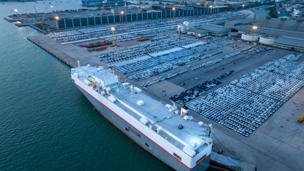 Many new cars running cargo ship, Ro-Ro Ship for import export shipping cars by Vessel Freight forwarding service ship, Logistics transportation dealer shipping Cars Cars Export Terminal at Yokohama muchos autos nuevos que operan buques de carga, ro-ro ship para importar automóviles de envío de exportación por buque buque buque de servicio de transporte de carga, concesionario de transporte logístico envío automóviles terminal de exportación de