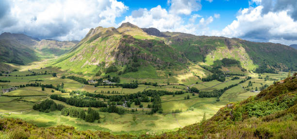 vista de las picas de langdale desde side pike, inglaterra - langdale pikes panoramic english lake district cumbria fotografías e imágenes de stock