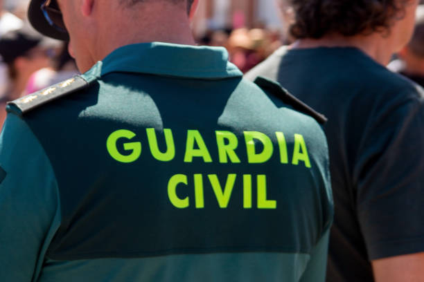traduzione: guardia civile. polizia dietro, il segno della guardia civil può essere visto sulla maglietta. - weapon shield european culture security foto e immagini stock