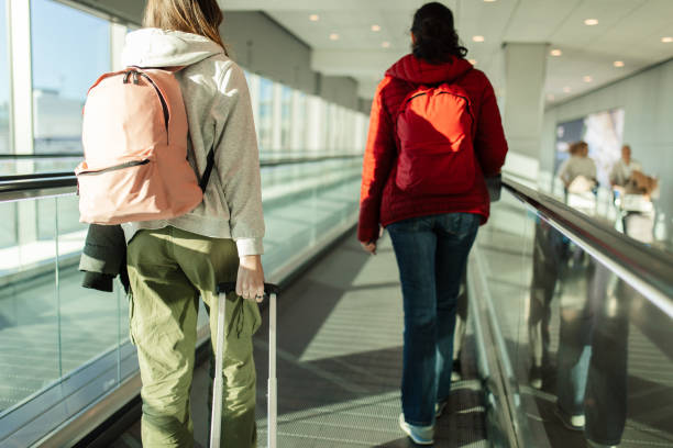 istock Family on airport 1633751861