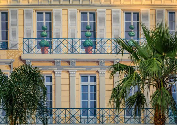 śródziemnomorska fasada z farbą iluzji trompe l'oeil w nicei, na południu francji - malarstwo iluzjonistyczne zdjęcia i obrazy z banku zdjęć