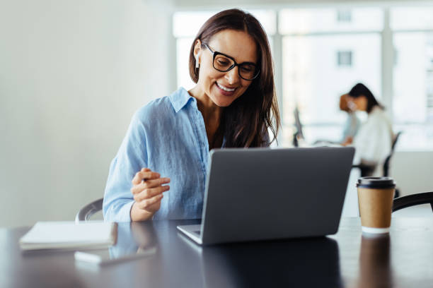 オフィスでオンライン商談をする女性 - cheerful business person strategy people ストックフォトと画像