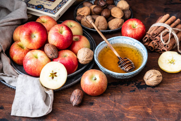 miel, pomme, table avec de la nourriture traditionnelle pour les vacances du nouvel an juif, rosh hashana - photos de shana tova photos et images de collection